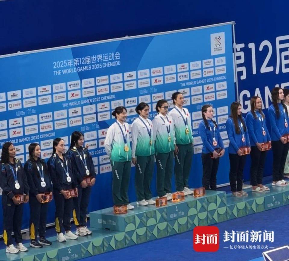 一边训练, 中国蹼泳姑, 并打破了自 一边训练, 中国蹼泳姑, 并打破了自