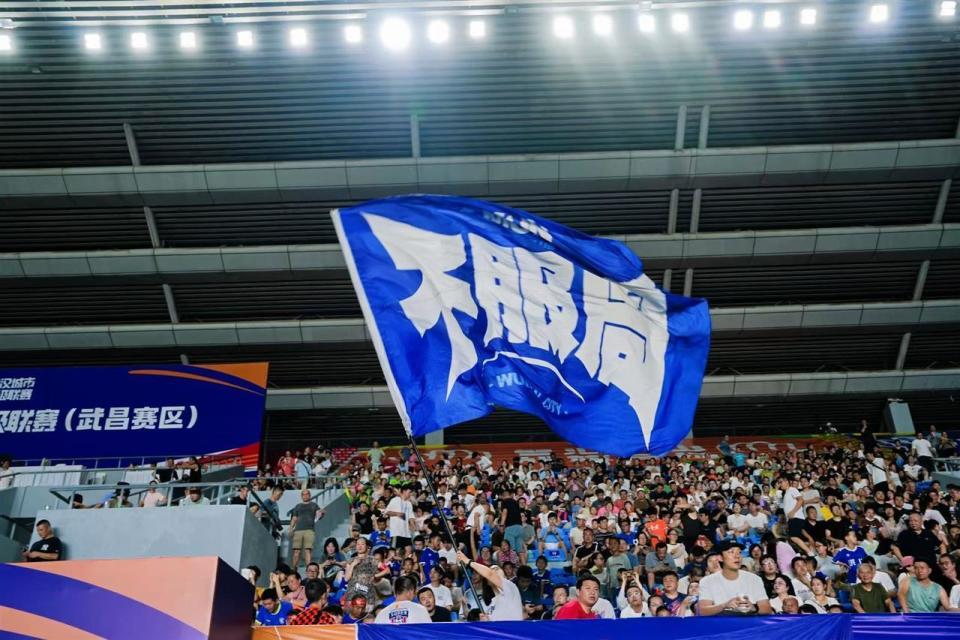 全力出击, 民狂欢的赛